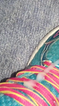Éjaculation sur Asics se faufile