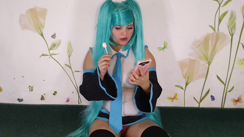 LizAngel: Miku zuigt op het snoepje en kwijlt