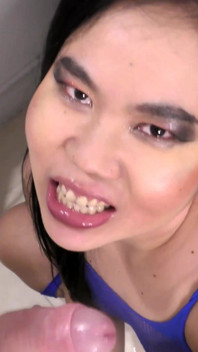 Sexy thajská MILF fucks miluje šukat s análním kolíkem uvnitř ní!