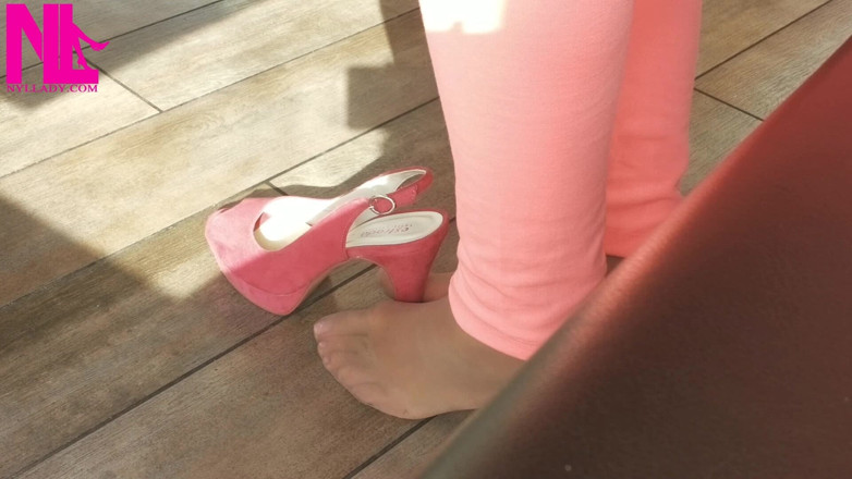 Nyllady: Juego de zapatos con tacones altos en un bar