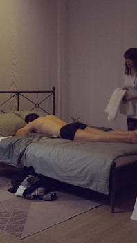 Napalona masażystka jedzie męski serwis specjalny klienta