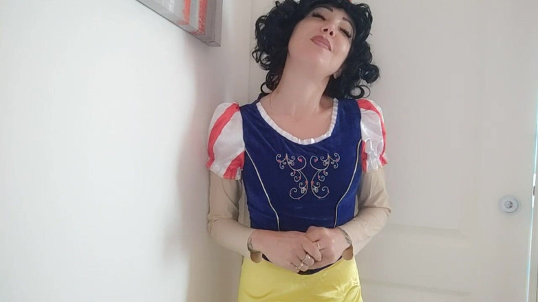 savannahamatoriale: snowhite, your favourite princess