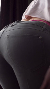 PAWG v těsných džínách škádlení růžové tanga velrybí ocas