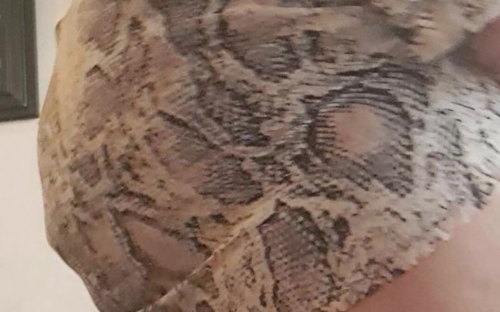 Mommy big hairy pussy: Geen slipje onder de jurk