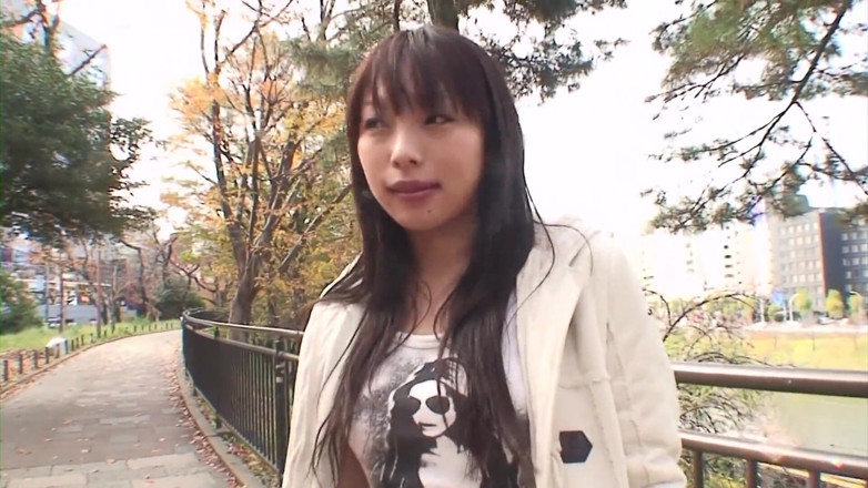 Japan Lust: ファックの準備ができているセクシーな日本の女の子の朝のピックアップ