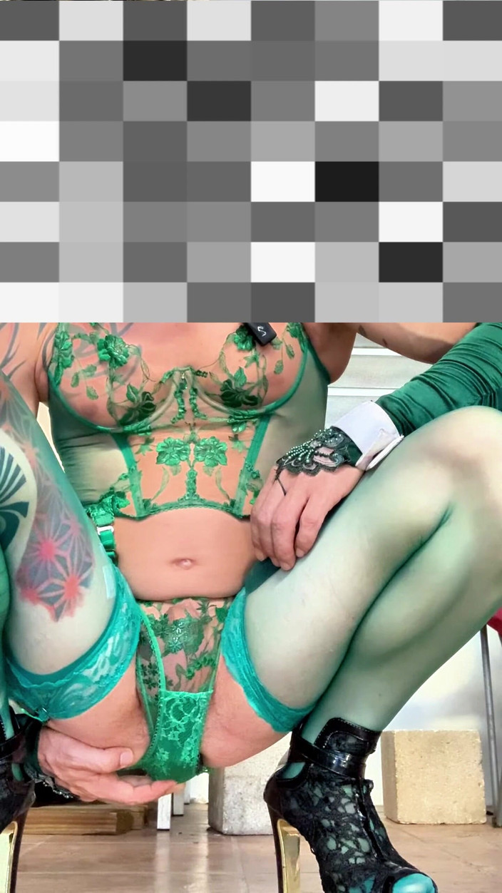 Benito414: Lindo femboy muy sexy medias lencería mostrando sus bragas afuera