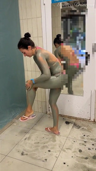Fantezie perversă a corpului meu acoperită de noroi în bikini