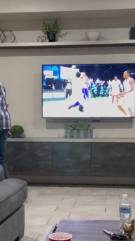 Brünette und blonde eheschlampen werden von Basketball-Spielern als ihre cuck Ehemann filmen und beobachten
