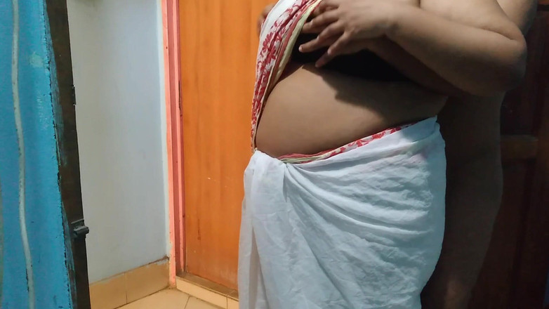 Aria Mia: Ik neuk de hete milf stiefmoeder van mijn beste vriendin...