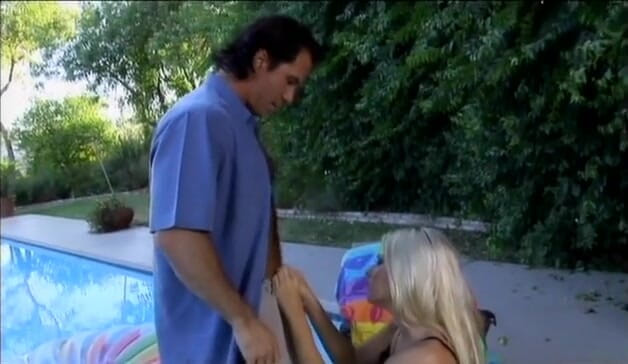 The Babe Next Door: Blonďatá holka ho nutí stříkat venku