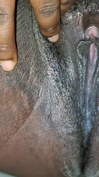 La mia figa è dolce e bagnata, pronta a sentire un grosso cazzo