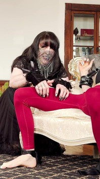 Bondage de cosquillas convierte a Solo de Marte en un desastre indefenso y riendo por las manos de Harmony