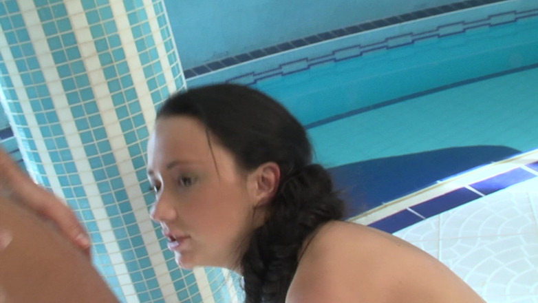 DEUTSCHLAN PORNO XXX: Sydney zuigt Aan hetzwembaden bij het zwembad en wordt dan...