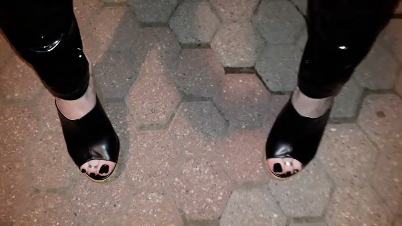 Heelex: Seksi travesti gece yürüyüşünde macera arıyor