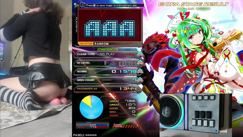 Rainbow Femboy: Femboy Raine beatmania iidx oynarken oyuncaklara biniyor