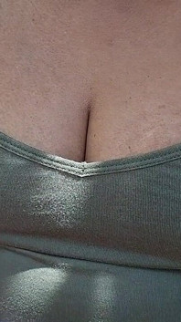 Yaşlı teyze açık havada en ateşli viral videoyu gösteriyor