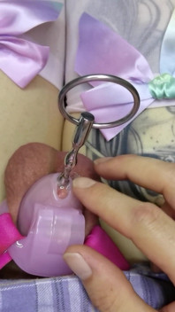Femboy bekaret kemeri içinde ses çıkarıyor
