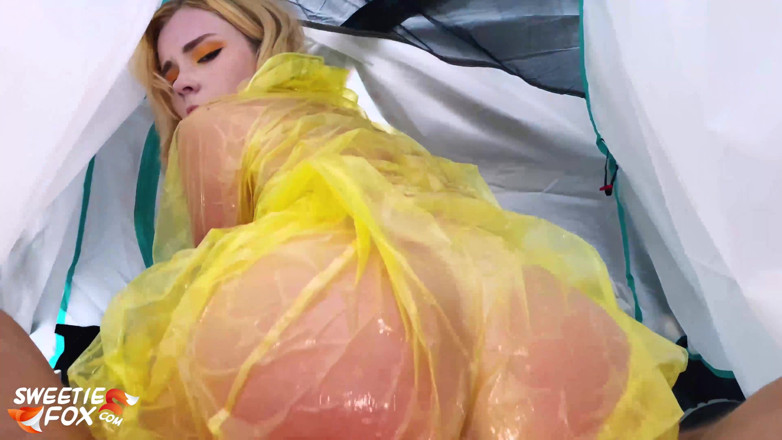 Sweetie Fox: Hatun ormanda yabancının yarağını emiyor ve sert sikişiyor