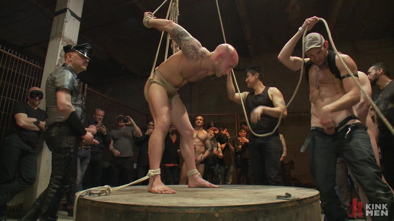 Kink Men Classics: Drake Jaden polyká obří péro Girth Brookse na armory party.