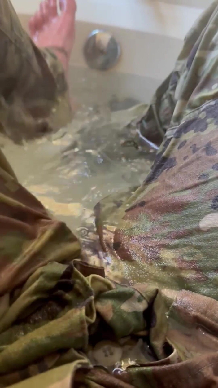 Gay Soldier Stuff: 第一个撒尿视频！观看军队专家穿着制服进入浴缸并开始湿润自己！