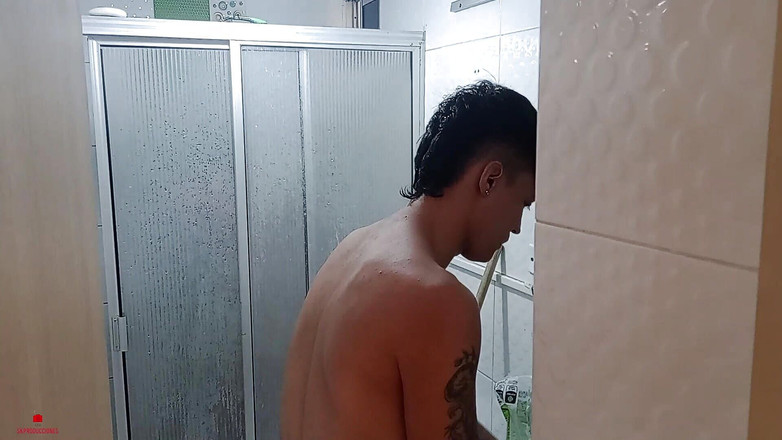 Rouss: Um chuveiro rico com um par de meio-irmãos que fazem...