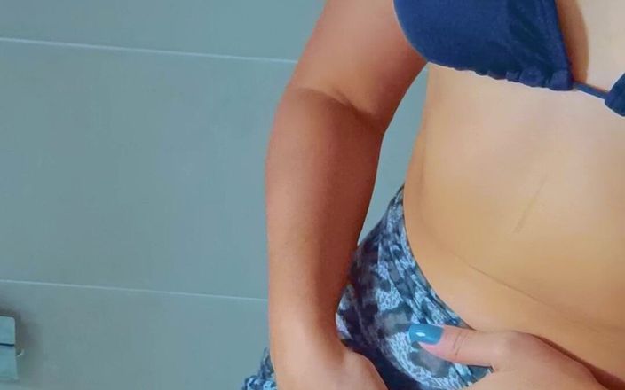 Little Dessert: Une belle latina bronzée prend une douche après la plage