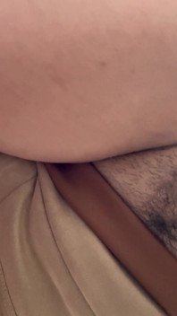 Une fille à gros cul s’assoit sur son nouveau jouet sexuel, un homme minuscule qui se fait éjaculer dessus