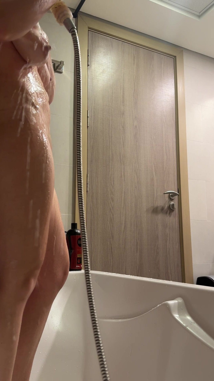 SweetLucy96: Rasatura intima nella vasca