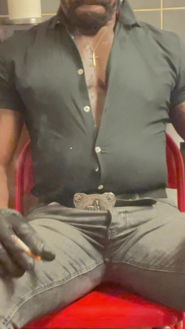 Black smoking muscle stepdad: Papà che fuma in pelle nera
