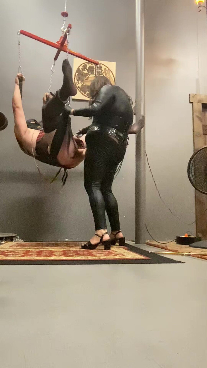 Mistress Scarlet Kiss: Сіссі без рук передчасно кінчає в цнотливість під час пеггінгу, і я принижую його