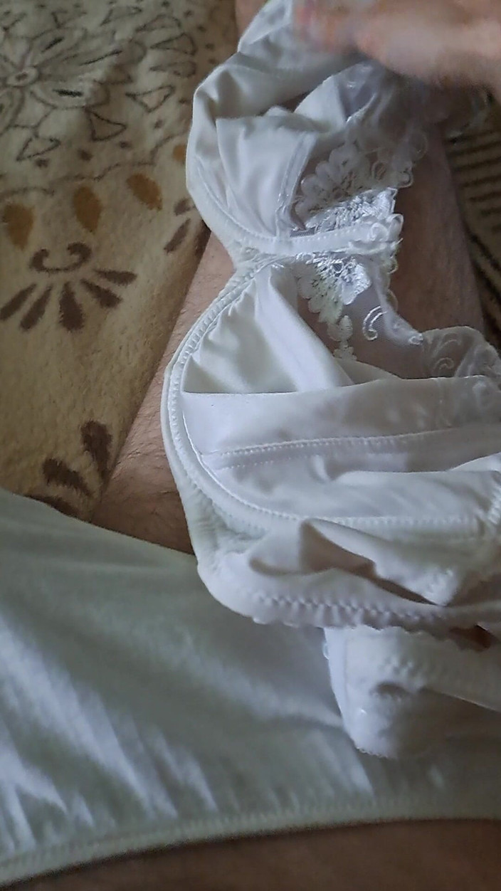 Younger_94: Masturbando-se na calcinha da madrasta e seu corpete