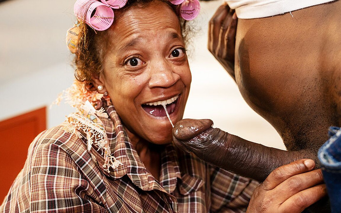 MatureToFuck: La pancia grassa ebano matura viene distrutta da un bbc