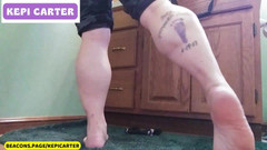 Kepi Carter studios: Flexionando mis pantorrillas en calcetines y descalzas