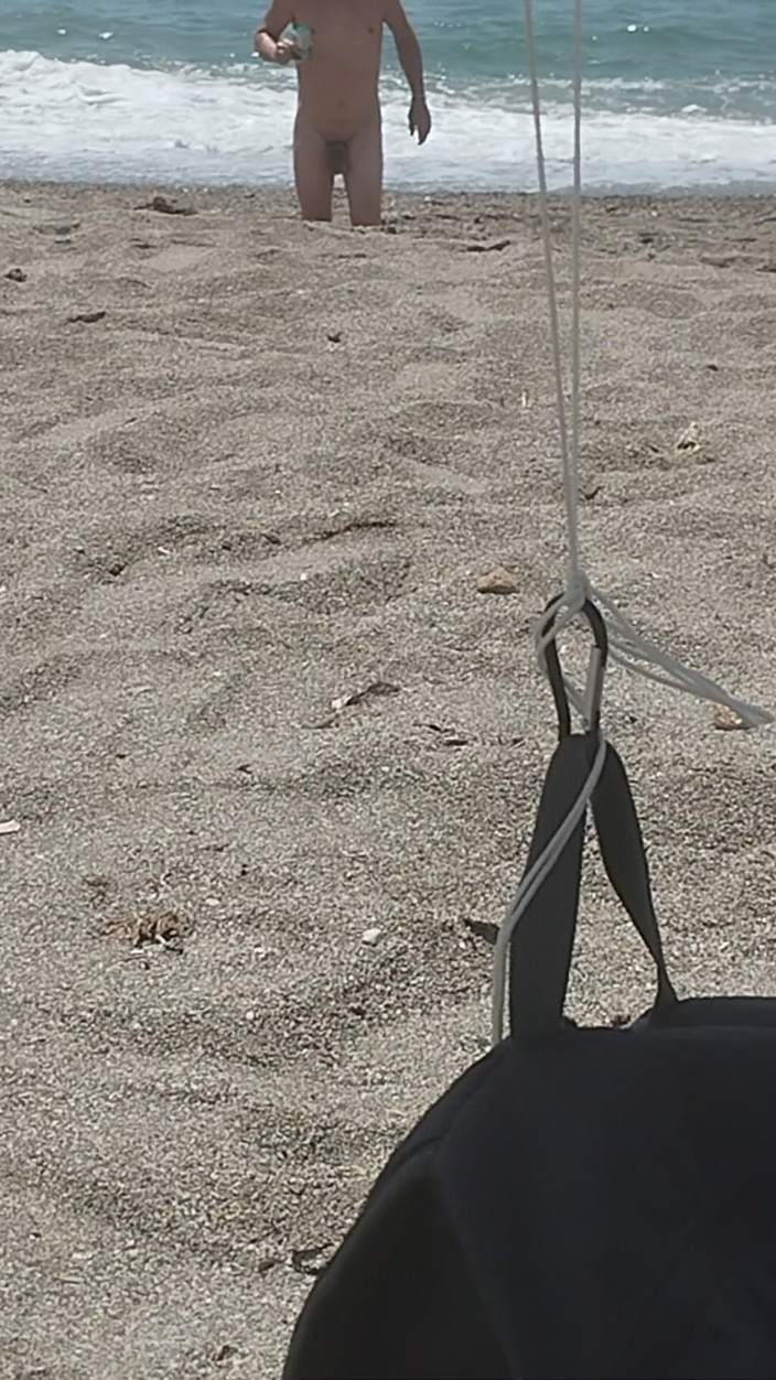 Morbosete000: Na praia, nu, aproveitando