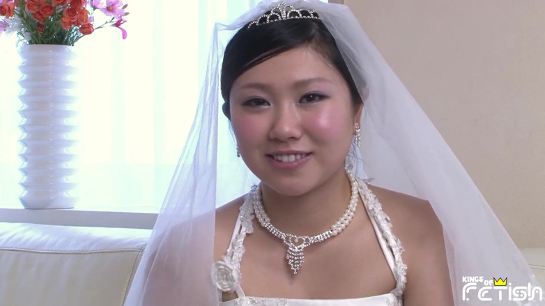 Pure Japanese adult video ( JAV): Japanners in bruidsjurk zuigt een grote pik en krijgt sperma...