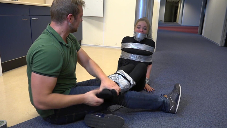Restricting Ropes: Hembra crook atrapada y cosquillas