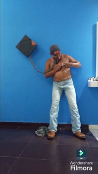 Ferido misturado com prazer em jeans