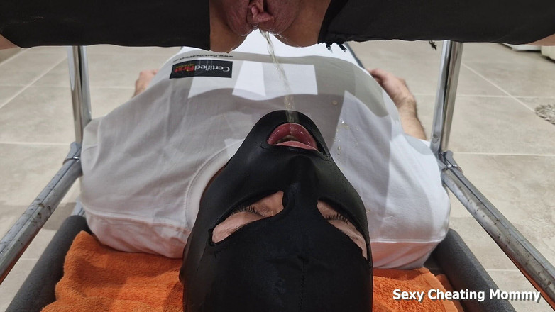 Sexy Cheating Mommy: 입과 보지에 오줌 싸는 펨돔. 내 노예는 내 화장실 그릇이다.