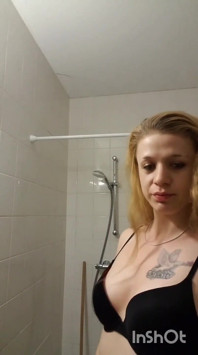 Blondine in de badkamer