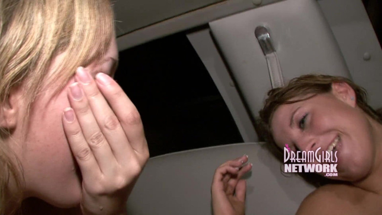 Dream Girls: Wilde mädchen nackt auf dem rücken einer limousine