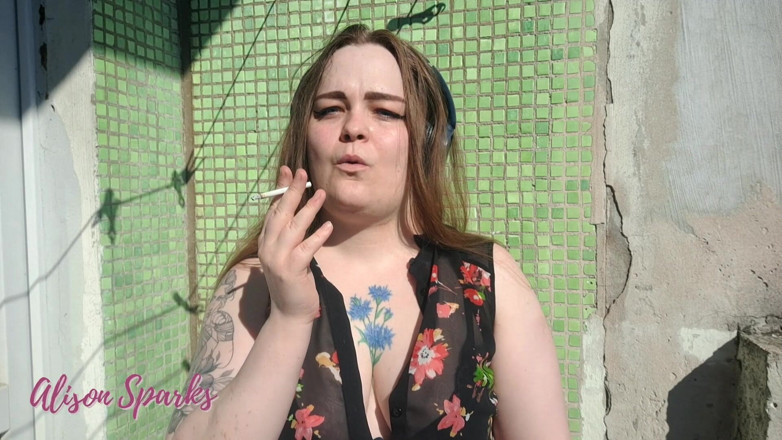 Alison Sparks: Balkonda dumanlı göğüs dekoltesi azdırıyor