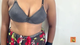 Indická sexy žhavá nadržená dívka ukazuje svou růžovou kundičku příteli