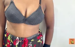 Indisches sexy heißes geiles mädchen, das freund ihre rosa muschi zeigt