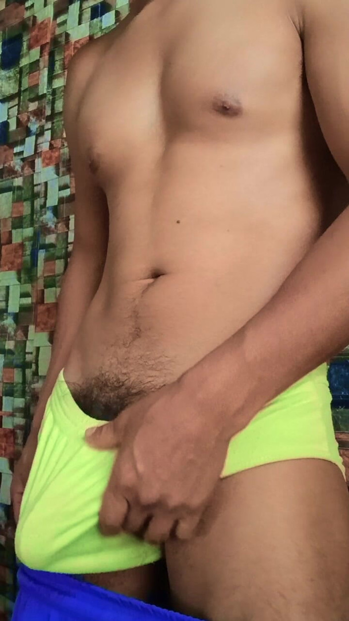 Hornyboy2058: Mijn ondergoed voelt te kort aan als mijn opwinding begint...