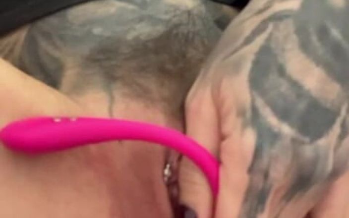 Nastasia_ink: Mírame masturbarme esclavo. Milf caliente, coño perforado, juguete, uñas largas,...