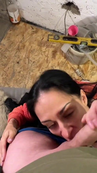Macocha nieoczekiwanie ssie krok syna pracownika budowlanego ?! Spust w ustach