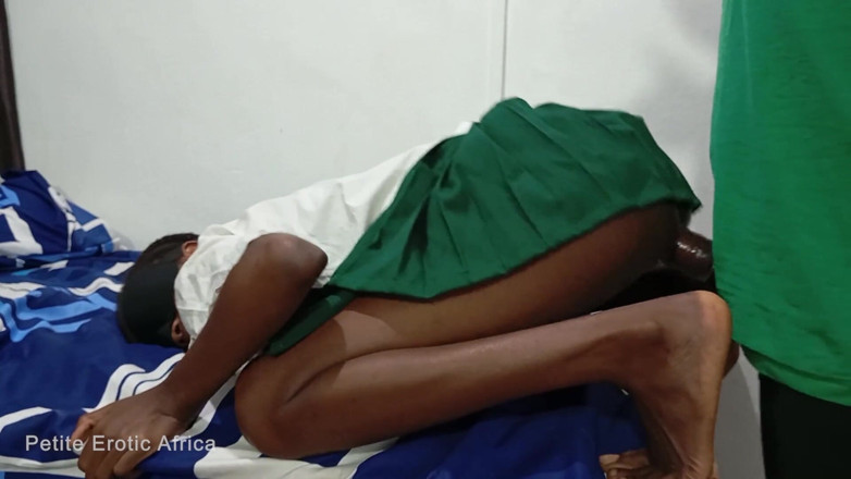 Petite Erotic Africa: Gadis remaja kurus afrika lagi asik fingering memeknya pakai jari