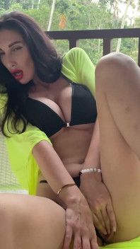 La matrigna ottiene un orgasmo tremante