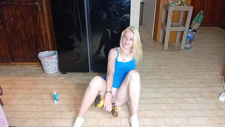 18blondteen: Heiße blondine, 18 jahre altes schätzchen fickt rc auto mit dildo