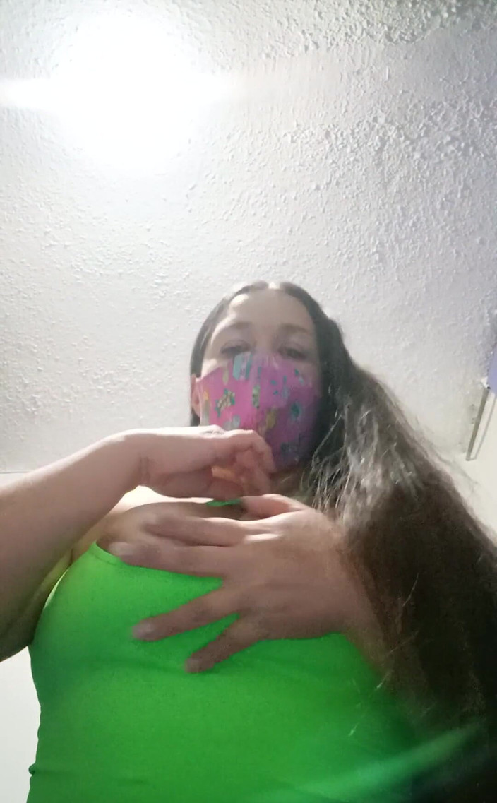 Valery Saenz xxx: Hraji si s mými dokonalými kozami přímo nad tvým obličejem -...